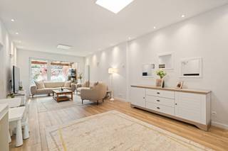 [[ DIT PAND NEEMT DEEL AAN DE ERA OPEN HUIZEN DAG OP 19/9 VAN 9:30 TOT 10:30 ]]
<p>Instapklare woning in Temse, nabij openbaar vervoer en het treinstation.</p>

<p>Deze charmante woning combineert karakter met hedendaags comfort en is ideaal voor wie een huis wil kopen op een centrale ligging in Temse. De woning is instapklaar en beschikt over een ruime leefruimte, een volledig ingebouwde keuken en drie volwaardige slaapkamers. De zolder biedt bovendien nog heel wat potentieel en kan volledig ingericht worden naar eigen smaak, bijvoorbeeld als extra slaapkamer, hobbyruimte of bureau. Dankzij de gunstige ligging vlakbij openbaar vervoer, het station en het ziekenhuis geniet u hier van een uitstekende bereikbaarheid. Met een EPC-label B is deze woning bovendien energiezuinig.</p>

<p> </p>

<p>Belangrijkste ruimtes:<br />• Ruime woonkamer (34 m²) met aangename lichtinval<br />• Volledig ingebouwde keuken (18 m²) met praktische indeling<br />• Inkomhal (13 m²)<br />• Berging (4 m²) met aansluiting voor wasmachine en droogkast<br />• Badkamer (13 m²) met inloopdouche, ligbad, toilet en dubbele wastafel in meubel<br />• Drie slaapkamers (telkens 11 m²)<br />• Garage (20 m²)<br />• Zolder met mogelijkheden tot verdere inrichting</p>

<p>Troeven:<br />• Instapklare woning met EPC-label B<br />• Zolder nog volledig in te richten naar eigen smaak<br />• Gelegen op een toplocatie nabij station, openbaar vervoer en ziekenhuis</p>

<p> </p>

<p>Neem vandaag nog contact op voor een bezoek.</p>

<p>JOUW DROOMHUIS. ZO GEVONDEN!</p>