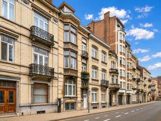 Bezoeken + Info: 0493/209756<br />Een uitstekend gelegen woning van 375m².<br /> <br />GEBOUW:<br />-1 (60m²): 2 slaapkamers, nachthal, badkamer, living, keuken;<br />Gelijkvloers: inkomhal;<br />Eerste verdieping (105m²): 2 slaapkamers, nachthal, badkamer, living, keuken, terras en tuin + 1 slaapkamer, badkamer, keuken;<br />Tweede verdieping (85m²): 1 slaapkamer, badkamer, living, keuken + 1 slaapkamer, badkamer, keuken;<br />Derde verdieping (55m²): 1 slaapkamer, badkamer, living, keuken;<br />Vierde verdieping (60m²): 1 slaapkamer, badkamer, living, keuken + 2 slaapkamers, badkamer, keuken.<br /><br />Buitenschrijnwerk PVC dubbel glas - Verwarming met gaskachels<br />8 individuele tellers water, elektriciteit, gas<br />Perceeloppervlakte: 1a 95ca - K.I.: 1.789 EUR<br />Huurinkomsten: 5100€/maand<br /><br />Stedenbouwkundige inlichtingen en dossier beschikbaar op aanvraag.