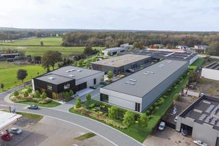 Op de voormalige Mefil-site, aan de ingang van het industrieterrein 'Jagersborg' worden in de 2de fase 7 bedrijfsunits met oppervlaktes vanaf 228m² tot 408m² in verkoop aangeboden. Het is mogelijk om units samen te voegen en grotere oppervlaktes te creëren.<br /><br />Zowel de N73 als de N78 zijn vlot bereikbaar en de A2 autosnelweg bevindt zich op 9 km.<br /><br />De units worden casco opgeleverd waarbij de branddetectie reeds voorzien is. <br /><br />Kenmerken unit 3.3:<br />Oppervlakte: 289m²<br />Vrije hoogte: 6m<br />Sectionaalpoort<br />Brandklasse: C<br />Branddetectie en RWA voorzien<br />Aantal parkeerplaatsen: 2<br /><br />Lastenboek op aanvraag verkrijgbaar.<br /><br />Vg - Igb - Gmo - Gvkr - Gvv<br /><br />Voor meer info: 011/39.90.50 of info@jansenrealestate.be