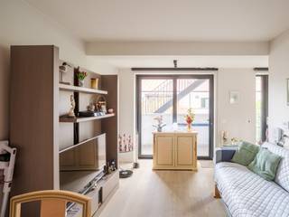 In een recente en verzorgde residentie aan de Kapellestraat in Evergem bevindt zich dit aangename assistentieappartement, waar hedendaags wooncomfort en een doordachte indeling mooi samenkomen.<br /><br />Het gebouw dateert van 2020 en werd sindsdien met zorg onderhouden. Ook binnenin maakt het appartement een frisse en nette indruk. Dankzij de mooie natuurlijke lichtinval voelt de leefruimte open en uitnodigend aan, met voldoende ruimte om een comfortabele zit- en eetomgeving te creëren.<br /><br />De ruime slaapkamer vormt een rustige, volwaardige slaapomgeving en sluit mooi aan bij het comfortabele karakter van het appartement. Ook de badkamer is ruim en is afgestemd op praktisch en zorgeloos wonen.<br /><br />Dit appartement vormt een aantrekkelijke keuze voor wie vandaag of met het oog op de toekomst op zoek is naar een comfortabele assistentiewoning in Evergem. Tegelijk biedt het pand een interessante opportuniteit voor investeerders: dankzij het directe rendement combineert u recent vastgoed met inkomsten vanaf het moment van aankoop.<br /><br />Een verzorgde, lichtrijke woonplek in een recent gebouw, met de flexibiliteit om te kiezen tussen eigen gebruik en een rendabele vastgoedinvestering.