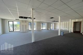 Kwalitatief en lichtrijk <strong>kantoor</strong> van 440 m² met 137 m² <strong>opslagruimte </strong>te huur op een uitstekende locatie nabij de R0 in Wemmel.<br />Deze instapklare kantoorruimte bestaat uit 147 m² op het gelijkvloers en 293 m² op de eerste verdieping, en werd recent gerenoveerd met oog voor comfort en duurzaamheid. Dankzij de nabijheid van de R0 en de E40 is het kantoor vlot bereikbaar, wat het ideaal maakt voor bedrijven die belang hechten aan bereikbaarheid voor zowel medewerkers als klanten.<br /><br />Het gebouw waarvan dit kantoor deel uitmaakt biedt in totaal 1.600 m² aan kantoorruimte en 900 m² magazijnruimte, met maar liefst 36 parkeerplaatsen en 16 laadpunten voor elektrische voertuigen. Duurzaamheid staat centraal in dit project: er worden geen fossiele brandstoffen gebruikt, het gebouw is uitgerust met slimme LED-verlichting, een warmtepomp/VRF-systeem en een ventilatiesysteem met warmteterugwinning. Bovendien zorgen thermische isolatie en zonwerende beglazing voor een aangenaam binnenklimaat, terwijl meer dan 350 zonnepanelen op het dak bijdragen aan een aanzienlijke energiebesparing.<br /><br />Het resultaat is een primaire energiebesparing van 65% en een CO₂-reductie van 80%, wat dit gebouw niet alleen toekomstgericht, maar ook aantrekkelijk maakt voor bedrijven met een duurzaamheidsvisie. Met een BREEAM-score van 60% voldoet het gebouw aan de criteria voor een “Good” certificaat. Dit gerenoveerde kantoor biedt een groene, aangename en inspirerende werkomgeving waar medewerkers zich elke dag thuis voelen.<br /><br />Voor bijkomende inlichtingen, plannen of een plaatsbezoek kan u contact opnemen met <strong>PANORAMA B2B</strong> op het nummer <strong>0477 09 00 09</strong>.