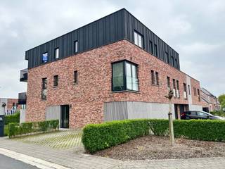 <strong>Prijs :  850 €/maand + 75 €/syndic</strong><br />Dit <strong>verzorgd appartement met terras </strong>combineert ruimte, comfort en een <strong>aangename ligging</strong>. Gelegen in een <strong>kleine residentie op de tweede verdieping</strong>, met winkels, een speelpleintje en een groene omgeving die zich op wandelafstand bevinden.<br />Bij het binnenkomen word je verwelkomd in een <strong>inkomhal met ingemaakte kasten </strong>die toegang geeft tot de verschillende ruimtes waaronder het gastentoilet. De <strong>lichtrijke living</strong> vormt het hart van het appartement en biedt een aangename plek om te ontspannen. Aansluitend bevindt zich de<strong> praktische, volledig ingerichte, open keuken.</strong><br />Het appartement beschikt over <strong>twee volwaardige slaapkamers. </strong> De badkamer is uitgerust met een <strong>ruime inloopdouche</strong> en een modern lavabomeubel. Daarnaast is er een <strong>aparte berging</strong>, ideaal voor extra opslag en het plaatsen van wasmachine en droogkast. <strong>Zonnepanelen aanwezig</strong><br />Op het gelijkvloers is er een <strong>private garage</strong> inbegrepen, wat het comfort compleet maakt.<br /><strong>Een ideale keuze voor wie rustig wil wonen met alle voorzieningen binnen handbereik.</strong>
