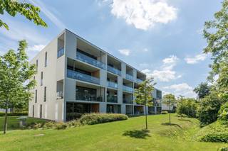 Impressionant appartement met zonnige terrassen te koop nabij centrum Brugge en AZ Sint-Jan. Het appartement geniet van een optimale lichtinval met zicht op een groene omgeving en is voorzien van een kwalitatieve afwerking. De aanzienlijke opp. van 195 m² omvat onder andere 3 slaapkamers, 2 badkamers, een bureau en sauna. De leefruimtes en het slaapgedeelte zijn voorzien van een parket. Bijkomend is er nog een private kelderberging inbegrepen. Grote troef is de energiezuinigheid van het appartement gezien de verwarming gekoppeld is aan het verwarmingsnet van de verbrandingsoven van Brugge.De prijs is exclusief de 3 staanplaatsen (25.000 euro/stuk).Indeling:- Inkomhal met apart toilet- Bureau (31m²) voorzien van ingemaakte kasten en bureaumeubel met zithoek en bio-ethanol haard- Leefruimte met eetplaats (20m²), zithoek (40m²) en connectie met open keuken. Ingericht en voorzien van dubbele frigo, dubbele diepvries, vaat, spoelbak, kookplaat. De leefruimte geeft toegang tot 2 terrassen- Praktische berging- Nachthal met sauna- Kamer 1 (17,5m²) met inbouw kasten en een bureau- Badkamer (8m²) voorzien van bad, douche, dubbele lavabo en toilet- Kamer 2 (9m²) met op maat gemaakte kasten- Kamer 3 (16m²) met op maat gemaakte kasten en eigen douche en lavaboExtra troeven:- energiezuinig- toplocatie nabij Brugge met 180° vergezichten- Voorzien van ingemaakte kasten- 3 ondergrondse staanplaatsen te koop (25.000/stuk)- 3 zonnige terrassen (20m² + 12m² + 75m²)- bureau en eetruimte volledig kunnen afgesloten worden van de leefruimte, ideaal voor thuiswerk