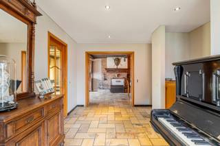 Gezinswoning in Kuringen met 3 slaapkamers en losstaande garage op een Zuid-West georiënteerd perceel van 7a02ca. Gelegen in een residentiële, kindvriendelijke omgeving, nabij het centrum van Hasselt. Treinstation Kiewit op slechts 3 min. CORDA Campus, scholen, supermarkten, tankstations enz. in de onmiddellijke omgeving. Ruime parkeergelegenheid aan de woning. Bewoonbare oppervlakte: ong. 251 m² + ruime garage (cfr. EPC-attest d.d. 20/01/2026). EPC Label D - Geen renovatieverplichting. <br /><br />INDELING: <br />GELIJKVLOERS: Inkomhal met apart toilet en toegang tot de leefruimte en geïnstalleerde keuken; Nachthal; 3 volwaardige slaapkamers; Badkamer met douche en dubbele wastafel; Ruime, lichtrijke veranda met zicht op de tuin.<br />TUIN: Oprit met poort; Ruime, onderhoudsvriendelijke tuin; Losstaande garage met sectionale poort. <br />Zolder en kruipkelder aanwezig. <br /><br />Renovatiewerken;<br />- Dak werd in 2016 volledig vernieuwd en geïsoleerd.<br />- Isolatie in de spouwmuren.<br /><br />Deels enkel, deels dubbele beglazing, metalen profielen.<br />CV op mazout. <br />EPC Label D - Geen renovatieverplichting. <br />Asbestveilig.<br />Bestuursmaatregelen in het maatregelenregister: nee<br /><br />Meer info? Contacteer ons op 011/22.19.17 of kijk op www.limburgsvastgoed.be