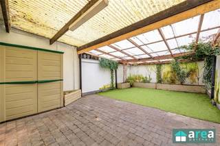 <p><span>Op de grens van Borgerhout en Antwerpen Noord, treffen we deze leuke, doch op te frissen, ééngezinswoning aan. Het betreft een woning met 3 à 4 slaapkamers (afhankelijk van gebruik) met een stadstuin. Het pand situeert zich vlakbij enkele invalswegen, openbaar vervoer en commerciële straten. Geniet van rust in één van de nabijgelegen parken zoals het Rivierenhof en het Park Spoor Oost/Noord.</span></p><p><span> </span></p><p><span>Grootste troeven</span></p><p><span>-Centrale locatie</span></p><p><span>-Geïsoleerde voorgevel</span></p><p><span>-Gezellige noordgerichte stadstuin (40m²)</span></p><p><span>-3 ruime slaapkamers</span></p><p><span>-Woning met veel potentieel</span></p><p><span> </span></p><p><span> </span></p><p><span>Indeling:</span></p><p><span>-Kelder: Ruime kelder (47m²).</span></p><p><span>-GLVL: Ruime en lichte living (27m²) met aansluitend een gedeeltelijk geïnstalleerde leefkeuken (17m²). Deze biedt toegang tot de noordgerichte tuin (40m²), die huidig overdekt is. Tevens is er toegang tot het apart toilet via de inkomhal.</span></p><p><span>-V1: Langs voorzijde treffen we een ruime slaapkamer (17m²). Verder is er een tussenkamer (12m²), ideaal te gebruiken als dressing of extra slaapkamer. Aansluitend bevindt zich de badkamer (6m²) met douche en WC.</span></p><p><span>-V2: Bovenaan bevinden zich de laatste 2 ruime slaapkamers (17m² & 12m²) alsook toegang tot de zolder (15m²).</span></p><p><span> </span></p><p><span>Voor meer informatie kan u terecht bij Area Partners. INFO@area.be of 03/284.60.60</span></p>