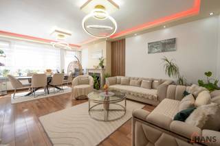 Bent u op zoek naar een stijlvol afgewerkt appartement waar u zonder zorgen uw intrek kan nemen? Dan is dit prachtige appartement op de derde verdieping aan de Graanstraat 3 precies wat u zoekt. In 2030 zal u op een wandelafstand zijn van een nieuw aangelegd park.<br />Via de ruime inkomhal bereikt u de lichtrijke woonkamer, die dankzij de grote raampartijen baadt in natuurlijk licht en voldoende plaats biedt voor een gezellige zithoek en eetruimte. Aansluitend bevindt zich de moderne, volledig ingerichte keuken met alle nodige toestellen.<br />Het appartement beschikt over twee volwaardige slaapkamers, waarvan de master bedroom toegang geeft tot een aangenaam terras waar u in alle rust van de buitenlucht kan genieten.<br />De badkamer werd smaakvol vernieuwd en is uitgerust met een ruime inloopdouche en modern badkamermeubel. Daarnaast is er een afzonderlijk gastentoilet en een praktische berging met aansluiting voor wasmachine en droogkast.<br />De warme parketvloer, stijlvolle verlichting en verzorgde afwerking zorgen voor een eigentijdse en huiselijke sfeer doorheen het volledige appartement.<br />Als absolute meerwaarde beschikt dit appartement over een ruime privatieve garage, ideaal voor uw wagen, fietsen en extra opslagruimte.<br />Kortom, een instapklaar appartement met alle comfort, gelegen op een gunstige locatie nabij winkels, openbaar vervoer, scholen en belangrijke invalswegen. Ideaal voor wie op zoek is naar comfortabel wonen met extra bergruimte en parkeergelegenheid.<br />Vaste kosten liggen werden aangevraagd.<br />De beschikbare documenten kan u terugvinden via de downloads op onze website.<br />Voor meer informatie kan u terecht op www.hansvastgoed.com of contact opnemen via info@hansvastgoed.com of +32 3 366 05 30.