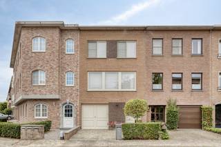 Mooie bel-étagewoning gelegen in de rustige Rosekapellewijk bestaande uit: oprit, inpandige garage, inkomhal met apart toilet en vestiaire, wasplaats, een ingerichte zomerkeuken en een mooie tuin met tuinberging.<br />Op de eerste verdieping is er een L-vormige living met inbouwhaard en veel lichtinval, een open geïnstalleerde keuken en aansluitend een veranda met trap naar de tuin.<br />Hogerop zijn er nog 3 slaapkamers en een vernieuwde badkamer.