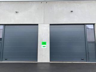 Deze nieuwbouw opslagruimte is gelegen langs de Blinde-Rodenbachstraat, vlakbij het centrum van Roeselare en invalswegen. Ze heeft een bruikbare oppervlakte van 132 m² (11,50x10,8 m) met een hoogte van 7 m. De automatische poort heeft een hoogte van 4.25 m.<br /><br />De loods beschikt over sanitair, keuken en 2 staanplaatsen. Ook heeft deze loods slechts een EPB van 31 kWh/m². Deze loods beschikt over: internet, individuele tellers, verlichting en regenwater.<br /><br />Een beperkte mengvorm van opslag en commerciële activiteit is mogelijk. De huurprijs is exclusief BTW. Onroerende voorheffing en de syndicuskosten zijn ten laste van de huurder.<br /><br />Bent u op zoek naar een een opslagplaats in nieuwbouwstaat, dan is deze loods iets voor u.<br /><br />Huurprijs : 710€ + 21% BTW + onroerende voorheffing ten laste van de huurder <br /><br />Beschikbaarheid: 01/07/2026<br /><br />