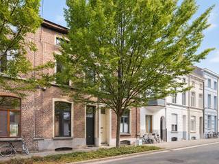 <strong> Instapklare stadswoning met drie slaapkamers en aangename tuin nabij Gent-Sint-Pieters.</strong><br /><br />Op een aantrekkelijke locatie nabij het station Gent-Sint-Pieters en de Sint-Pauluskerk bevindt zich deze instapklare woning met karaktervolle gevel.<br /><br />De inkomhal, voorzien van gastentoilet en toegang tot de kelder, leidt naar het leefgedeelte. Vooraan bevindt zich de gezellige leefruimte, waar hoge plafonds en de originele plankenvloer het authentieke karakter van de woning benadrukken. Centraal bevindt zich de keuken, gevolgd door de eetplaats die rechtstreeks aansluit op de aangename stadstuin.<br /><br />Op het tussenverdiep bevindt zich de volledig ingerichte badkamer. De eerste verdieping omvat twee meer dan volwaardige slaapkamers.<br />De zolderverdieping werd ingericht als derde slaapkamer en beschikt over een eigen keuken en badkamer, aangevuld met een mezzanine.<br />Dankzij deze inrichting kan deze verdieping bovendien afzonderlijk worden verhuurd, wat interessante mogelijkheden biedt voor wie wonen en een bijkomende huuropbrengst wil combineren.<br /><br /><strong>Een charmante stadswoning met karakter, buitenruimte en een bijzonder vlotte ligging in Gent.</strong>