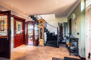 Ruime villa van circa 400m² gelegen in een rustige wijk te Poppel op een perceel van ca. 588 m² . De villa biedt o.a. 5 slaapkamers, 2 badkamers...