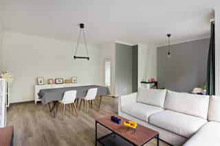 <p>Op zoek naar een ruim appartement waar licht, comfort en een uitstekende ligging hand in hand gaan? Dan voelt u zich hier ongetwijfeld meteen thuis.<br /><br /><span>Op een rustige en gegeerde locatie aan de </span>Parklaan<span>, gelegen aan een aangenaam pleintje met zicht op het groene Fort V, bevindt zich dit ruime appartement van maar liefst </span>115 m²<span>. Hier geniet u van een mooie combinatie van rust, ruimte en een uitstekende bereikbaarheid.</span></p>
<p>Via de verzorgde inkomhal met praktische ingemaakte vestiairekasten komt u in de royale leefruimte, waar de grote raampartijen het daglicht rijkelijk binnenlaten. De gezellige schouw zorgt voor extra sfeer, terwijl het prachtige uitzicht op het groene Fort V elke dag opnieuw een rustgevend decor vormt. Zet de deuren naar het terras open en geniet van een rustige ochtend met een kop koffie of van een zonnige avond in de buitenlucht.</p>
<p>De aparte keuken is praktisch ingericht en uitgerust met verschillende toestellen, waaronder een oven, kookplaat, dampkap, koelkast, diepvries en spoelbak. Dankzij de vele kastruimte is ook aan praktisch comfort gedacht.</p>
<p>Via de nachthal bereikt u de twee volwaardige slaapkamers. De grootste slaapkamer geeft rechtstreeks uit op het overdekte terras aan de achterzijde, waar u in alle rust kunt genieten van een moment voor uzelf. De handige bergkast op het terras zorgt bovendien voor extra opbergruimte.</p>
<p>De badkamer kreeg een complete make-over in 2024. Het resultaat is een stijlvolle, moderne ruimte met een ruime inloopdouche, een elegant badkamermeubel met wastafel en spiegel, verlichting én een voorziene aansluiting voor een wasmachine.</p>
<p>Als extra troef beschikt het appartement over een ruime, droge privatieve kelderberging.</p>
<p>Met een maandelijkse provisie van € 150 zijn verwarming, water en het verbruik van de gemeenschappelijke delen inbegrepen. Elektriciteit wordt individueel afgerekend.</p>
<p>De ligging maakt het plaatje compleet. Fort V ligt letterlijk voor de deur en biedt alle ruimte om te wandelen, sporten of gewoon van het groen te genieten. Winkels, scholen, openbaar vervoer en het centrum bevinden zich bovendien op een steenworp afstand, waardoor u hier geniet van de perfecte balans tussen rust en een vlotte bereikbaarheid.</p>
<p><strong>Troeven:</strong><br /><br /><span>- </span><span>Toplocatie aan de Parklaan</span><span> op een rustig pleintje met zicht op het groene Fort V</span><br /><span>- </span><span>Twee terrassen</span><span> waarvan één overdekt terras aan de achterzijde</span><br /><span>- </span><span>Volledig vernieuwde badkamer (2024)</span><span> met moderne inloopdouche</span><br /><span>- </span><span>Ruime privatieve kelderberging</span><span> inbegrepen</span><br /><span>- </span><span>Rustige, groene omgeving</span><span> met winkels, scholen, centrum en openbaar vervoer vlakbij<br /><br />Een groene omgeving, een zee van licht en ruimte om thuis te komen… Misschien wordt dit wel uw nieuwe favoriete plek. Kom het ontdekken!<br /><br />Alle attesten kunt u terugvinden op onze website: https://jamar.immo/<br /><br />Wg, Vg, Gvv, Gvkr, Gmo – geen overstromingsgevoelig gebied, geen worg<br /></span></p>