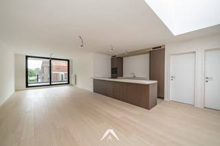 <p>Bent u op zoek naar een ruim, lichtrijk en energiezuinig appartement met kwalitatieve afwerking?</p>
<p>Dit recent afgewerkte en instapklare appartement op de eerste verdieping van een kleinschalige residentie combineert comfort en een doordachte indeling voor hedendaags wonen.</p>
<p>Met een bewoonbare oppervlakte van 146 m² geniet u hier van royale leefruimtes en veel natuurlijk licht. De ruime leefruimte met lichtstraat vormt het hart van het appartement en sluit naadloos aan op de moderne, volledig uitgeruste keuken met aansluitende berging.</p>
<p>Vanuit zowel de leefruimte als de masterbedroom heeft u rechtstreeks toegang tot het ruime terras van 21 m², waar u in alle rust kan genieten van het buitenleven.</p>
<p>De nachthal biedt toegang tot twee volwaardige slaapkamers, een stijlvolle badkamer met inloopdouche, een aparte dressing, een praktische wasplaats en een afzonderlijk gastentoilet. Dankzij de kwalitatieve afwerking en de aanwezigheid van 9 zonnepanelen geniet u bovendien van extra wooncomfort en een lagere energiekost.</p>
<p><strong>Indeling en troeven:</strong></p>
<p>✅ 146 m² bewoonbare oppervlakte<br />✅ Ruime en lichtrijke leefruimte met grote lichtstraat<br />✅<span> </span><strong>Moderne, volledig afgewerkte keuken met aansluitende berging</strong><br />✅ 2 volwaardige slaapkamers en aparte dressing<br />✅ Stijlvolle badkamer met inloopdouche<br />✅ Aparte wasplaats en gastentoilet<br />✅<span> </span><strong>Ruim terras van 21 m² toegankelijk vanuit leefruimte en masterbedroom</strong><br />✅<span> </span><strong>9 zonnepanelen voor een energiezuinige woonst</strong><br />✅<span> </span><strong>Optioneel overdekte parkeerplaatsen aan te kopen</strong><br />✅ Rustige ligging met vlotte verbinding naar winkels, scholen en openbaar vervoer</p>
<p>Dit appartement is ideaal voor wie op zoek is naar ruim en comfortabel wonen met een moderne afwerking in een rustige omgeving.<br />Heeft u interesse? Contacteer ons gerust voor meer informatie of een persoonlijk bezoek.</p>
<p><em>Prijs excl. Btw en kosten. Verdere informatie verkrijgbaar via ons kantoor.<br /><br /></em><em>Sommige beelden werden aangeduid als visualisatie en zijn AI-gerenderde afbeeldingen die uitsluitend dienen ter illustratie van een mogelijke inrichting.</em></p>