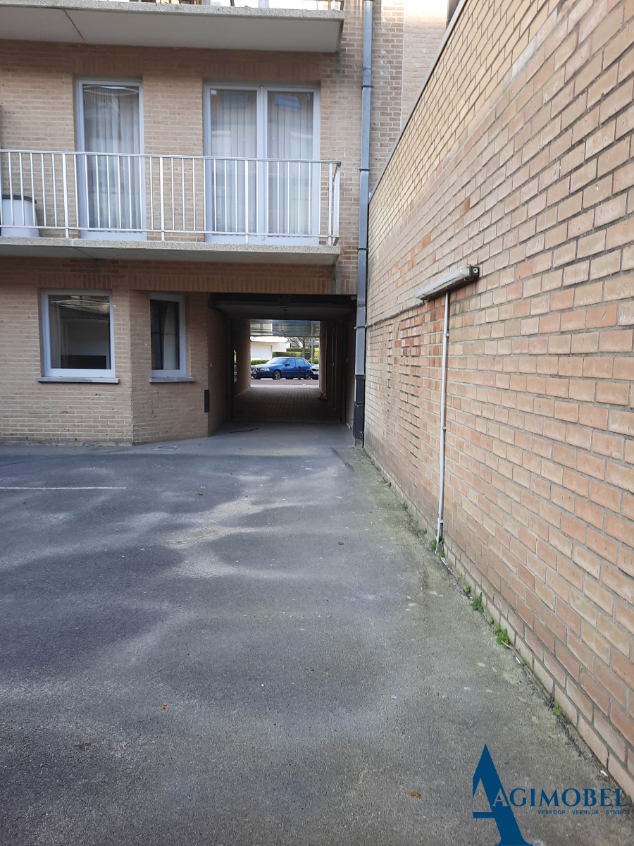 Overdekte staanplaats gelijkvloers links tegen muur, gelegen op  de Koningslaan. - foto 4