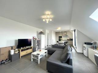 Nieuwbouwappartement op 2de verdiep met 1 slaapkamer te huur in Geluwe.Bestaat uit: inkomhal, toilet, berging, leefruimte, eetruimte, keuken,...