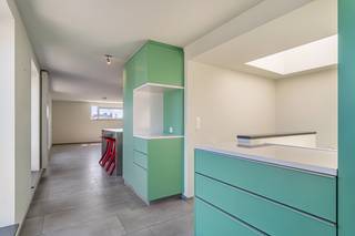 Dit bijzonder ruime en energiezuinige appartement dat gelegen is op verdiepingen 3 &amp; 4 van een in 2009 opgetrokken gebouw biedt ruimte, licht, comfort en gemak en dit alles op een van de straat teruggetrokken ligging. Toplocatie!<br />Het appartement werd voorzien van heel wat maatwerk, werd steeds goed onderhouden en is in een prima staat. Het is onmiddellijk beschikbaar.<br /><br />Op de derde verdieping komt u binnen via de inkomhal met een apart toilet. Op deze verdieping zijn naast een hoofslaapkamer met aansluitend een terras ook 3 extra slaapkamers met inbouwkasten, 2 badkamers, een wasplaats, een berging en een traphal met een interne trap voorzien.<br />Ook op de vierde verdieping kan u binnenkomen via een inkomhal met een apart toilet. Op deze verdieping is de leefruimte met een open en volledig uitgeruste keuken voorzien. Via de leefruimte heeft u toegang tot een ruim terras met een mooi zicht op de Dijle en het centrum van Leuven.<br />In de ondergrond is een private autostaanplaats gelegen dewelke bij aangekocht kan worden aan €35.000. <br /><br />EPC 109kWh(B-label)! Elektriciteit conform!<br /><br />Indien u dit uitzonderlijk appartement graag bezoekt dan kan u mij steeds bereiken via arnaut@immojanstas.be of op 0495/292080.<br /><br />Bijkomende info (EPC, bodemattest, elektriciteitsattest, enz...) kan U hier downloaden ↓