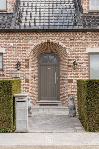 In het groene Tessenderlo, op een zuidgericht perceel van 26 are 76 ca, bevindt zich deze ruime en verzorgde gezinswoning, gerenoveerd in 2021, met een mooie combinatie van wooncomfort, privacy en extra leefruimte.<br /><br />De woning werd ontworpen met het dagelijkse gezinsleven in gedachten, maar biedt tegelijk die extra’s die haar net dat bijzondere karakter geven. Zo beschikt ze over een ruime inkomhal, een gezellige leefruimte en een luxueus uitgeruste keuken met hoogwaardige Siemens-toestellen en een Quooker-kraan. Aansluitend zijn er een praktische bijkeuken, wasplaats en een afzonderlijk bureel.<br /><br />In de hoofwoning zijn er vier slaapkamers en twee badkamers, met als absolute blikvanger de ruime mastersuite, compleet met eigen badkamer en dressing.<br /><br />Een bijzonder praktische aanvulling is het aparte gastenverblijf, met twee slaapkamers, een badkamer en een keuken. Hierdoor is er alle ruimte voor familie, vrienden en gasten.<br /><br />Daarnaast beschikt de woning over een wellnessruimte met inpandig zwembad en douche, ideaal voor wie graag thuis kan ontspannen en sporten.<br /><br />Ook voor autoliefhebbers biedt deze eigendom heel wat mogelijkheden. De woning beschikt over een dubbele inpandige garage met glazen deuren, aangevuld met een ruime oprit en carports. Er is bijgevolg voldoende plaats voor meerdere wagens.<br /><br />De ligging in Tessenderlo combineert rust en bereikbaarheid. Via de E313 en E314 zijn onder meer Hasselt, Geel, Diest en Leuven vlot bereikbaar, terwijl ook Antwerpen en het Leuvense en Limburgse hinterland eenvoudig binnen bereik liggen. De regio vormt bovendien een natuurlijke verbinding tussen Hageland, de Kempen en Limburg.<br /><br />De woning beschikt over een energiescore ‘B’, met 48 zonnepanelen en een thuisbatterij.<br /><br />Een royale gezinswoning met een warm karakter, een volwaardig gastenverblijf, eigen wellness en uitzonderlijk veel parkeermogelijkheden. Een huis dat niet alleen ruimte biedt om te wonen, maar ook om volop van het leven te genieten.