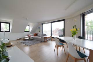Zeer mooie moderne duplex met 3 tot 4 slaapkamers op de markt van Tielen met prachtig uitzicht op het authentieke treinstation van Tielen...