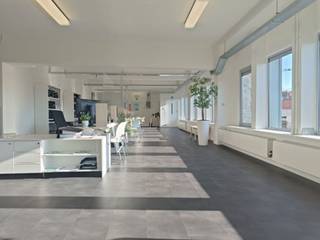 HUUR OP KORTE TERMIJN (POP-UP STORE)<br /><br />In het centrum van de gemeente Bornem, op een commerciële toplocatie, vinden we deze ruime handelsruimte terug. <br />De handelsruimte geniet van een overvloed aan lichtinval door de vele raampartijen. <br /><br />De ruimte is voorzien van een kitchenette, twee toiletten en een archiefruimte. <br />De ruimte is ook bereikbaar via een lift. <br /><br />Op 100 meter wandelen bevindt zich een publieke, gratis parking. <br /><br />Er zijn geen maandelijkse kosten. <br />Gas en elektriciteit zijn individueel. <br /><br />De onroerende voorheffing komt voor de helft ten laste van de huurder. <br />De huurprijs is exclusief BTW.<br /><br />Hebt u interesse in deze handelsruimte? <br />Contacteer ons gerust via toni@julimmo.be of 0498 62 74 77.