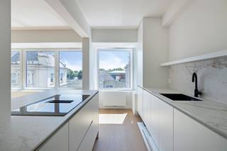 Dit hoogwaardig volledig gerenoveerd appartement is gelegen op een 2de verdieping van een gerenoveerd gebouw op een centrale ligging te Blankenberge.<br /><br />Indeling appartement:<br />Inkomhal met vestiaire en gastentoilet, ruime en lichtrijke woonkamer met open geïnstalleerde keuken. De keuken is voorzien van ingemaakte kasten en een extra berging met aansluiting was- en droogmachine. <br />De prachtige badkamer is voorzien van een inloopdouche en wastafel. Achteraan zijn er twee ruime slaapkamers met toegang tot het terras. <br />Als troef is er nog een extra multifunctionele kamer in het appartement die kan gebruikt worden als bureau/dressing of berging.<br /><br />Het appartement werd volledig professioneel geschilderd en ook de lift werd vernieuwd.<br /><br />Het gebouw is voorzien van een gemeenschappelijke fietsenberging en vuilnislokaal.<br /><br />Bent u op zoek naar een hoogwaardig, tot in de puntjes gerenoveerd appartement op een toplocatie in Blankenberge? <br />Neem dan zeker even contact op met de dossierverantwoordelijke Céline Desmet via: 0472 18 38 50 of celine.desmet@dewaele.com<br /><br />Bestuursmaatregelen in het maatregelenregister: nee<br /><br />Deze AI-visualisaties zijn bedoeld als inspiratie. Er werd geen rekening gehouden met technische specificaties, stedenbouwkundige voorschriften of de concrete mogelijkheden tot realisatie.