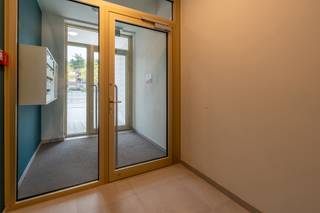 <p><span>Gelijkvloers appartement met gunstig g</span><span>elegen in het centrum van Kapellen en toch zeer rustig.</span><br /><br /><span>INDELING</span><br /><span>Inkomhal met gastentoilet. Leefruimte ca. 30m² met toegang tot het terras ca. 8m². </span><span>De open keuken is voorzien van een inductie kookplaat, dampkap, combi-microgolfoven, vaatwasser en dubbele spoelbak. B</span><span>erging met aansluitingen voor de was- en droogvoorziening.</span><br /><span>Badkamer met inloopdouche en dubbele lavabo in meubel.</span><br /><span>2 slaapkamers op ca. </span><span>12 en 10m².</span><br /><br /><span>1 autostaanplaats en kelderberging zijn inbegrepen in de huurprijs, er is een g</span><span>emeenschappelijke fietsenberging.<br /><br /></span>Maandelijkse vaste kosten + €85<br /><br /></p>