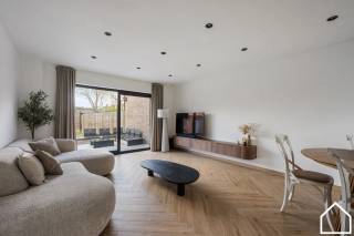 Deze verzorgde woning biedt verrassend veel ruimte en een praktische indeling. Vooraan is er een oprit met plaats voor 3 wagens. Via de inkomhal met vestiaire (2,73 m²) kom je in de gezellige leefruimte (25 m²), die aansluit op de volledig uitgeruste keuken (11,63 m²) met inductiekookplaat, vaatwasser, oven, microgolf, frigo en spoelbak.<br />Op het gelijkvloers bevinden zich verder een apart toilet, een badkamer (8 m²) met lavabomeubel en inloopdouche, een polyvalente ruimte / mogelijkheid tot garage (16 m²) en een extra kamer van 13,45 m², ideaal als derde slaapkamer, bureau of stockageruimte. Vanuit de woning heb je toegang tot het terras en de tuin, waar het aangenaam vertoeven is.<br />Op de eerste verdieping geeft de nachthal (10,69 m²) toegang tot 2 volwaardige slaapkamers van 16 m² en 13 m², evenals een apart toilet.<br />Extra troef: de woning is bovendien voorzien van airco, wat zorgt voor extra comfort.<br />Meer info? Contacteer ons!