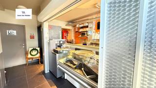 Deze handelsruimte in de Sint-Amandstraat 24 is ingericht als frituur/snackzaak.De eigenaar biedt de mogelijkheid tot verhuur met of zonder aanwezige inrichting en toestellen, volledig bespreekbaar.Het pand beschikt over een bedieningsruimte met toonbank en vitrine, aansluitend op een zitgedeelte met tafels en stoelen (mogelijkheid tot ±20 zitplaatsen).Achterliggend bevindt zich een afzonderlijke koel- en opslagruimte, uitgerust met meerdere diepvriezers en rekken. Daarnaast is er sanitair voorzien (2 toiletten).De zaak is geschikt voor onmiddellijke ingebruikname en laat toe om zonder structurele werken te starten.Onmiddellijk beschikbaar.