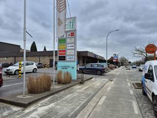Ruim handelspand (+-100m²) aan de straatzijde van winkelzone 'Shopping Ter Loo' in de Lostraat in Aalter.De ligging in de winkelzone zorgt voor een...