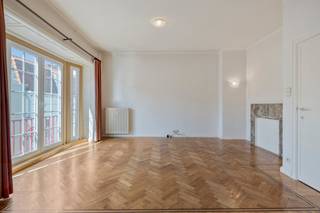 Dit appartement op de tweede verdieping beschikt over een bewoonbare oppervlakte van 150 m². Het pand kent de volgende indeling:<br />- inkomhal met gastentoilet<br />- lichtrijke leefruimte met parketvloer<br />- keuken voorzien van microgolfoven, frigo, spoelbak en veel opbergruimte<br />- 3 zeer ruime kamers<br />- badkamer met ligbad en lavabo<br />- gezellig terras met zicht op de gemeenschappelijke binnentuin<br /><br />Extra: <br />- aankoop garagebox tegen een vaste prijs van €20.000<br /><br />Het appartement bevindt zich nabij de grote markt, het station en winkels. Ideaal als investering of voor eigen bewoning.<br /><br />Wenst u meer info over dit appartement of wenst u een bezoek ter plaatse? Contacteer Cléo Derekx (0472 18 39 96 - cleo.derekx@dewaele.com)<br /><br />Bestuursmaatregelen in het maatregelenregister: nee