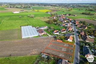 Ontdek deze prachtige <strong>bouwgrond voor open bebouwing</strong>, gelegen in de Hogestraat (t.h.v. nr. 21) te Ruddervoorde.<br />Dit perceel biedt u de <strong>UNIEKE KANS om uw droomwoning te realiseren</strong> in een rustige, landelijke omgeving, op slechts enkele minuten van het centrum van Ruddervoorde en de E403-oprit Ruddervoorde. <br /><br />Kenmerken:
<ul>
	<li>LOT 1;</li>
	<li><strong>Perceeloppervlakte: 739 m²;</strong></li>
	<li>Bestemming: ééngezinswoning (met mogelijkheid tot zorgwonen);</li>
	<li>Tot 30% van de woning mag worden ingericht als kantoorruimte, vrij beroep of dienstverlening;</li>
	<li><strong>Inplanting van het hoofdgebouw gebeurt binnen de aangeduide zone op het verkavelingsplan;</strong></li>
	<li>Maximaal 2 bouwlagen, met een nokhoogte tot 12 m;</li>
	<li>Vrije dakkeuze: <strong>zowel hellend als plat dak toegestaan</strong>;</li>
	<li>Bouwdiepte: maximaal 20 m op het gelijkvloers, 15 m op de verdieping;</li>
	<li>Garages en carports: er worden <strong>inpandige garages en/of open carports</strong> toegelaten;</li>
	<li><strong>Bijgebouw</strong> mogelijk tot 50 m².</li>
</ul>
Het perceel is<strong> BOUWRIJP</strong> en volledig <strong>VRIJ VAN AANNEMER</strong> — u bent dus vrij om met de architect en aannemer van uw keuze aan de slag te gaan.<br /><br />De locatie combineert landelijke rust met vlotte bereikbaarheid. U geniet van een<strong> groene, open omgeving</strong> terwijl winkels, scholen en belangrijke verbindingswegen zich op korte afstand bevinden.<br /><br />Voor meer informatie of een vrijblijvend gesprek, <strong>neem contact op via: oostkamp@caenen.be</strong><br />Of kom gerust langs op kantoor, wij helpen u graag verder.
