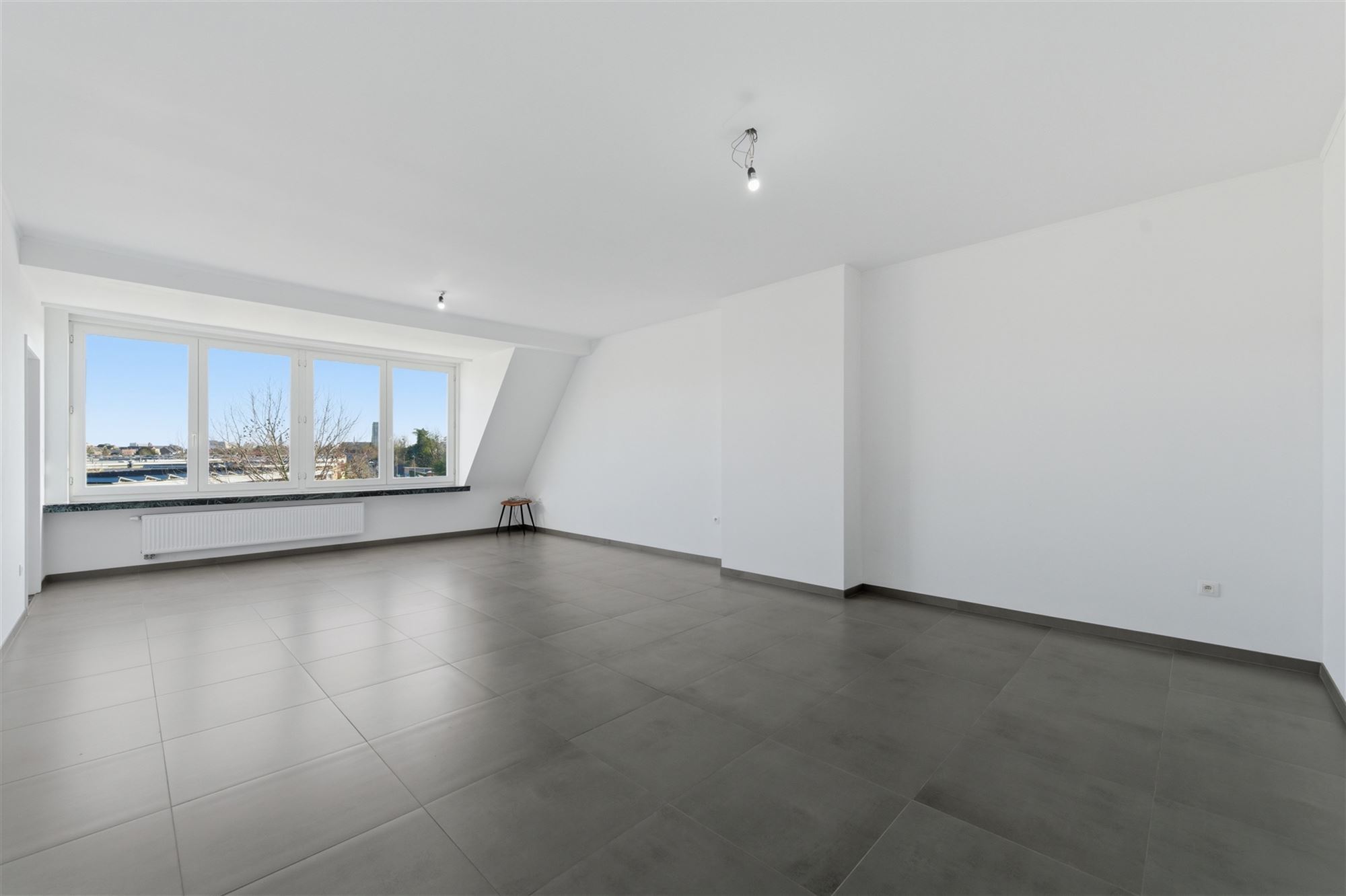 Vernieuwd ruim appartement met 1 slaapkamer - foto 3