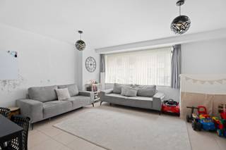 OmgevingDit goed onderhouden gelijkvloersappartement bevindt zich in het dorpscentrum van het gezellige Lievegem (Lovendegem).Dankzij de centrale...