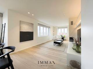 Prachtig gerenoveerd appartement met frontaal zicht op het Zegemeer te Knokke.<br /><br />Indeling: inkomhall met vestiaire en gastentoilet, open keuken met eethoek en aansluitend de woonkamer (met gashaard).<br />Drie volwaardige slaapkamers met ingemaakte kasten elk hun eigen bad- of douchekamer.<br /><br />Mogelijkheid tot aankoop van garage in het gebouw.<br /><br />Meubilair is inbegrepen. <br /><br />Aarzel niet om ons te contacteren voor meer info: tel.: 050 62 44 14 of via knokke@immax.be