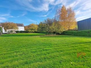 Trevi la Propriété vous propose ce COUP DE CŒUR – Un écrin de verdure où votre projet peut prendre vie à Couvin Laissez-vous charmer par ce superbe terrain de 1.710 m², idéalement niché rue du Béguinage, dans un cadre paisible et verdoyant où il fait bon vivre. Un lieu rare, où la nature s’invite au quotidien, sans renoncer au confort des commerces, écoles et services tout proches. La parcelle est en zone d’habitat et donc bâtissable. Située dans un Schéma d’Orientation Local qui classe la parcelle en zone de cours et jardins et en zone de recul , ce terrain bénéficie toutefois d’un potentiel bien plus vaste qu’il n’y paraît : rendant votre projet immobilier tout à fait réalisable. Un véritable atout pour celles et ceux qui cherchent un cadre privilégié sans sacrifier leur rêve de bâtir. Prix souhaité 94.500€ Imaginez une maison baignée de lumière, un grand jardin arboré où se créent les souvenirs, un espace où chaque journée commence dans le calme et la verdure… Ici, tout cela devient possible. Les raccordements (égout dans la rue, eau, électricité, télécom aisément accessibles) facilitent encore la concrétisation de votre futur projet. Un terrain qui invite au coup de cœur et ouvre la porte aux plus belles opportunités. Envie de découvrir ce cadre enchanteur ? Contactez-nous au 071/33.37.69 — parlons ensemble de votre futur chez-vous.