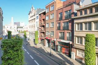 Bent u op zoek naar een uitzonderlijke investering op een toplocatie met een rendement van maar liefst 6,59%? Dit handelspand, gelegen in de prestigieuze Bondgenotenlaan, bevindt zich op een AAA-locatie vlak bij het station van Leuven. Een buitenkans voor wie zoekt naar een betrouwbare investering met zekerheid.<br /><br />Oppervlakte: 176 m² open ruimte, ideaal voor diverse commerciële doeleinden.<br />Huurder: Het pand is momenteel verhuurd aan een groot en stabiel dienstverlenend kantoor, wat een zorgeloze opbrengst garandeert. (6,59% rendement)<br />Voorzieningen: Een privatieve keuken en twee toiletten bieden alle nodige comfort.<br />Bouwjaar: Het gebouw dateert van 2011 en is uitgerust met moderne technieken en voorzieningen.<br /><br />Dit is een unieke kans om te investeren in een hoogwaardig handelspand op een van de meest gegeerde locaties van Leuven. Contacteer ons vandaag nog voor meer informatie en een bezichtiging.