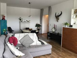 Ruim instapklaar appartement van 95m2 met twee slaapkamers, vlakbij Park Den Brandt en het Middelheimpark.<br />Dit ruim en verzorgde appartement is klaar om zo betrokken te worden. <br />De brede inkomhal met veiligheidsdeur biedt ruime ingemaakte kasten voor jassen, schoenen, sjaals… met een aparte ingebouwde kast voor wasmachine en droger.<br />Van daaruit komt u in de lichtrijke leefruimte, met een prachtig uitzicht, waar u in de ochtend in alle rust kan genieten van de opkomende zon.<br />Aansluitend bevindt zich een ingerichte keuken, met koelkast, diepvries, fornuis met oven en vaatwasser, en een klein terrasje, ideaal voor een koffie of een glaasje wijn.<br />Het appartement telt twee ruime slaapkamers (18 en 16m2), waarvan de tweede momenteel is ingericht als dressing/bureau, maar die zonder veel moeite kan opgesplitst worden, waardoor u een derde slaapkamer kan creëren.<br />In de badkamer vindt u een douche, lavabo met kastje, grote spiegel met veel opslagruimte en nog een hangkast als extra bergruimte .<br />Het toilet is apart.<br />Op wandelafstand vindt u verschillende gezellige bars en restaurants.<br />Door de uitstekende ligging leent dit appartement zich zowel uitstekend als opbrengsteigendom of als eigen woonst.<br />Extra troeven zijn de vier kelders die bij het appartement horen ( twee van 8m2 en twee van 2,5m2 )evenals een autostaanplaats. Allen inbegrepen in de prijs. <br />Een tweede inpandige autostaanplaats, onder het gebouw, is optioneel bij aan te kopen voor 15000€.<br />Het gebouw is netjes en goed onderhouden. Dak, lift en elektriciteit zijn conform.<br />EPC waarde B.<br />Het appartement ligt in een gezellige buurt vlakbij het centrum van Wilrijk, met goede bus- en tramverbindingen en alle uitvalswegen in de buurt.<br />Voor meer informatie of om een bezoek in te plannen, mag u mij gerust mailen of desgewenst bellen <br /><br />gerda.van.hoof1@icloud.com<br />0477/ 616423<br />