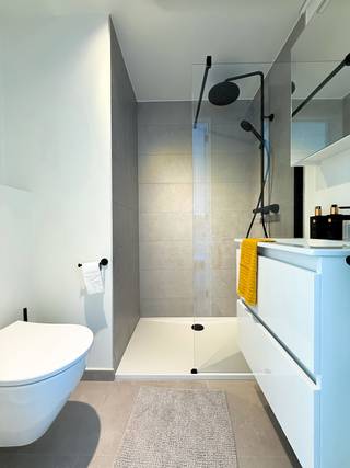 <p><span>Ontdek</span><span> </span><span>Residentie West-End</span><span>: Jouw eerste of tweede droomverblijf aan de Belgische kust!</span></p>
<p></p>
<p><span>Residentie West-End is gelegen</span><span> </span><span>op slechts 400 meter van het strand. Met winkels, restaurants en het openbaar vervoer op wandelafstand</span><span> </span><span>geniet je hier van een ideale mix van comfort en rust. Of je nu op zoek bent naar een tweede verblijf, een slimme investering of een permanente woonst aan zee; deze residentie biedt alles wat je nodig hebt.</span></p>
<p></p>
<p><span>Elk appartement is modern afgewerkt en beschikt over een</span><span> </span><span>eigen zuidwestgericht privéterras</span><span>. Daarnaast is er de mogelijkheid om een fietsenberging en/of parkeerplaats aan te kopen. Bezichtig onze modelappartementen en ervaar de voordelen van dit project!</span></p>
<p></p>
<p>Onmiddellijk beschikbaar na verlijden van de akte. Benieuwd naar meer? We maken graag geheel vrijblijvend kennis met jou!</p>