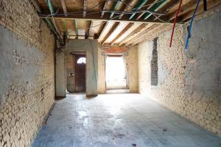 Deze ruime HOB staat klaar om verder afgewerkt te worden tot jouw ideale thuis! <br />Het grote voordeel? Je kan de woning volledig naar eigen smaak vormgeven. Van vloeren en keuken tot badkamers: jij kiest zelf de afwerking en creëert een woning die helemaal bij jou past.<br /><br />Op het gelijkvloers kom je binnen via de inkomhal, die toegang biedt tot de ruime leefruimte. De voorziene aanbouw biedt alle mogelijkheden voor een open leefkeuken met een grote glaspartij en een mooi zicht op de tuin. Verder beschikt de woning over een berging, garage, slaapkamer en badkamer.<br /><br />Op de eerste verdieping bevinden zich nog drie volwaardige slaapkamers en een tweede badkamer.<br /><br />Dankzij de ruime indeling en de vele mogelijkheden is dit de ideale woning voor wie graag zijn eigen stempel drukt en op zoek is naar een thuis die volledig naar eigen wensen kan worden afgewerkt. Bovendien geniet je van een ligging met alle nodige voorzieningen vlakbij.<br /><br />Verkoop onder registratierechten. <br /><br />Wij leiden je graag rond!