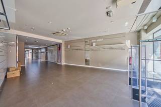 Zeer mooi handelspand te koop in de drukke Kerkstraat in bruisend Lommel. Deze winkelstraat ligt midden in het centrum en heeft een hoge...