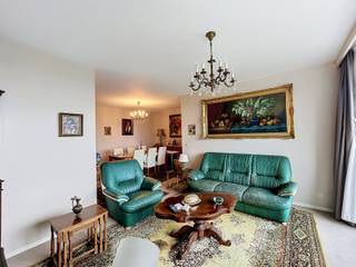 <p>In de gegeerde en rustige wijk Molenveld ligt dit goed onderhouden 2-slaapkamerappartement (82m²) op de vierde verdieping van een residentie met lift. Winkels, openbaar vervoer, scholen, ziekenhuizen en de belangrijkste invalswegen liggen op wandelafstand.<br /><br /><strong>INDELING<br /></strong>We betreden het appartement via de inkomhal, met ingemaakte kasten en apart gastentoilet. Vooraan treffen we de lichtrijke leefruimte, met plaats voor een zithoek en een eetkamer. Dankzij de grote raampartijen genieten we de hele dag door van een aangename lichtinval. Zowel de leefruimte als de keuken geeft toegang tot het terras, waar u 's middags en 's avonds volop van de zon kan genieten.</p>
<p>De aparte keuken beschikt over voldoende kastruimte en is klaar om naar wens te worden vernieuwd.</p>
<p>Achteraan bevinden zich de twee rustig gelegen slaapkamers (ca. 14 m² en 10 m²), beide met zicht op het omliggende groen. Verder is er een badkamer met ligbad en lavabo, een aparte bergruimte en een privatieve kelderberging.<br /><br /><strong>BIJZONDERHEDEN<br /></strong>Vaste kosten: €250/maand: <span>provisie verwarming en water, minuterie, reservefonds, afval, onderhoud gemene delen, liften en tuin.<br />Zuidwest georiënteerd terras.<br />Slaapkamers met zicht op groen.<br />Dak, liften en terrassen conform de norm.<br />Residentieel gelegen in directe nabijheid van</span><span> openbaar vervoer, winkels, scholen, ziekenhuizen, ...<br /><br />Attesten en grondplan www.immopoint.be<br /></span><span></span></p>