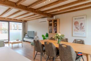 <p><span>HOBOKEN (POLDERSTAD) | INSTAPKLARE HALFOPEN BEL-ETAGE | MET VIER SLAAPKAMERS, OPRIT EN TUIN OP EEN TOTALE GRONDOPPERVLAKTE VAN 299m² | EPC C</span></p><p><span>Indeling als volgt: gelijkvloers: oprit voor drie wagens - inkomhal - gastentoilet - grote slaapkamer (20m²) met zicht op tuin - inpandige garage met automatische sectionaal poort en aansluiting wasmachine en droogkast - grote tuin en extra tuinhuis naast de woning.</span></p><p><span>Eerste verdieping: lichtrijke leefruimte met airco - open, volledig geïnstalleerde keuken - ruim terras (18m²). </span></p><p><span>Tweede verdieping: traphal - technische ruimte - vernieuwde badkamer met ligbad/douche, lavabo en toilet - drie slaapkamers (14,4m², 11,5m² en 5m²).</span></p><p><span> </span></p><p><span>Troeven:</span></p><ul><li><span>badkamer gerenoveerd in 2018</span></li><li><span>keuken gerenoveerd in 2020</span></li><li><span>Elektriciteit conform</span></li><li><span>Asbestveilig</span></li><li><span>EPC-C (206 kWh/m²)</span></li><li><span>Airco (warm/koud) in de woonkamer</span></li></ul><p><span> </span></p><p><span>Deze woning is uitstekend gelegen in een rustige, kindvriendelijke en groene omgeving en bovendien op wandelafstand van het centrum, speeltuin, sportinfrastructuur en natuurgebied.</span></p><p><span>Het openbaar vervoer of zelfs de trein brengt je zo in ‘t Stad, maar ook met de (elektrische) fiets ben je via de mooi aangelegde fietspaden langsheen de Schelde zo op de Grote Markt. </span></p><p><span>Deze woning ligt immers op het kruispunt van verschillende autosnelwegen zodat steden als Brussel en Gent gemakkelijk bereikbaar zijn.</span></p><p><span> </span></p>