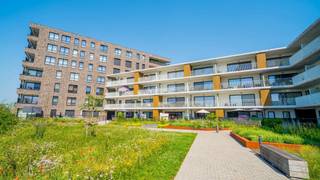 Residentie Stadswaag met zijn leuke en moderne architectuur, is gelegen nabij het Station van Aalter. Dit recente gebouwde project blinkt uit door zijn nieuwe vormgeving, eigentijds materiaalgebruik en oog voor detail. Door zijn centrale ligging heb je werkelijk alles op fiets- en wandelafstand zoals winkels, scholen, leuke restaurantjes, de bibliotheek, de bus en trein. Ook de E40 en N44 bereik je op een handvol minuten. <br />Naast de vele ruimte in het appartement heb je een heel mooi en bruikbaar zonneterras van 24m2 met zicht op de mooie binnentuin. Binnen heb je naast de living met open ingerichte keuken, twee slaapkamers, een badkamer en berging. Parkeren doe je op de ondergrondse staanplaats die inbegrepen is in de prijs.<br />Dit instapklare woonappartement voldoet aan strenge energienormen waardoor je als eigenaar steeds zeker bent van de laagste energiefactuur. Hoogwaardige afwerking en strategisch gelegen in het centrum.<br /><br /><span><strong>Gelijkvloers (90m2 + terras 24m2):</strong></span><br />Inkomhal (4,2m2) - gastentoilet (1,5m2) met lavabo - living (35m2) - open ingerichte keuken met amerikaanse koelkast, warmeluchtoven, keramische kookplaat, vaatwas, dampkap en kasten - berging (2,4m2) met warmtepomp, aansluiting wasmachine en ontkalker - 2 slaapkamers (11m2, 18m2) - badkamer (4,6m2) met inloopdouche, ligbad, meubel met dubbele lavabo en spiegelkast.<br />Zongericht terras (24m2) in hardhout met namiddag- en avondzon + berging<br /><br /><span><strong>INBEGREPEN IN DE PRIJS:</strong></span><br />- Ondergrondse autostaanplaats (nr. 85)<br />- Gemeenschappelijke fietsenberging<br /><br /><span><strong>Algemeen:</strong></span><br />- warmtepomp (lucht/water) met vloerverwarming <strong>(GEEN gas meer)</strong><br />- ontkalker<br />- vloeren in tegelparket<br />- verbruik elektriciteit en verwarming: 85/m<br />- ruim zonneterras met zicht op de mooie binnentuin<br />- lift aanwezig<br />- e-peil: 27<br />- ventilatiesysteem D<br />- Sted. inlichtingen in aanvraag
