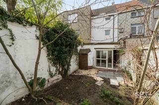 Op een boogscheut van het centrum van Gent vinden we deze te renoveren woning. Kortom bent u opzoek naar een woning met een solide basisstructuur die u volledig naar eigen smaak kan inkleden dan is deze woning wat u zoekt!