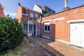 Volledig te renoveren woning in centrum Westmalle met 3 slaapkamers! De woning biedt tal van mogelijkheden om te renoveren.<br /><br />Troeven :<br />- te renoveren naar eigen smaak<br />- ontsluiting via Bergstraatje<br />- mooie leefruimte met hoge plafonds<br />- 3 volwaardige slaapkamers<br />- centrum Westmalle<br />- praktische tuin<br /><br />Via de inkomhal kom je in de woonkamer met aanpalend keuken en badkamer. Verder kan je vanuit de keuken verder naar de garage die ontsluit op het Bergstraatje. Onder de inkomhal is een droge kelder voorzien als extra opslagruimte. Op de verdieping bevinden zich 3 ruime slaapkamers, waarvan je er gerust één kan omvormen naar badkamer. De zolderruimte is ideaal als extra bergruimte. <br /><br />Zin om van deze woning je nieuwe thuis te maken ?<br />Bel Flor Vastgoed voor een afspraak ter plaatse om het potentieel van deze woning te bekijken op 03/283 62 43!