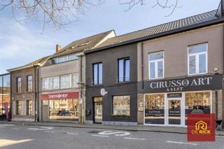 Gelegen aan de vlot bereikbare Houtmarkt, waar bovendien voldoende parkeergelegenheid aanwezig is, vinden we dit handelshuis dat volledig en met...