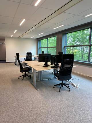 Kantoor m²- mooie open kantoor ruimte- gedeelde grote aangename keuken- sanitair...