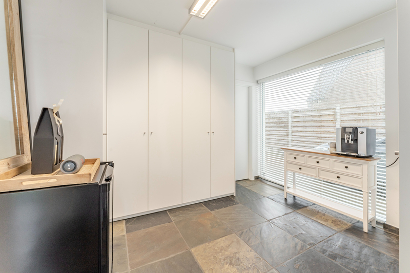 Roeselare-Gits. Opportuniteit aan de Bruggesteenweg gelegen. RUIME LUXE VILLA MET MAGAZIJN & KANTOOR, 4 slaapkamers, uiterst commercieel en zichtbaar. Recent vernieuwd ! - foto 4