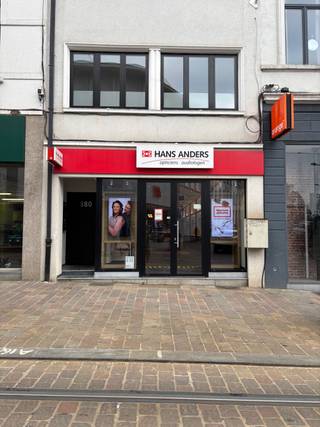 Strategisch gelegen handelsruimte in het beste deel van de Alsembergsesteenweg in het centrum van Ukkel.Nabijgelegen winkels: H&M, Rituals, Di, Hema,...
