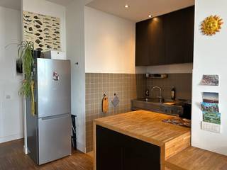 <p>Ontdek dit charmante en karaktervolle appartement (67m²) gelegen in Résidence Isabelle, een prachtig art-deco gebouw op de hoek van de Lange Leemstraat en de Isabellalei.</p><p>Je komt binnen op de zevende verdieping, met een uniek uitzicht over de stad. De hoge plafonds en hoge ramen zorgen voor een lichtrijke open leefruimte met een gezellige sfeer. De open keuken met unieke industriële look is praktisch ingericht en is uitgerust met moderne basisvoorzieningen. Het kookeiland geeft extra ruimte om te koken zonder de connectie met de leefruimte te verliezen.</p><p>Er is een ruime volwaardige slaapkamer aan de achterzijde van het gebouw, met voldoende ruimte voor een dubbelbed, een grote kleerkast en een bureau of kinderbedje. Het parket van de woonkamer tot de slaapkamer dragen bij tot de warme uitstraling van het geheel.</p><p>De grote badkamer is voorzien van ligbad met douche en heeft voldoende ruimte om zowel wasmachine als droogkast te installeren. Het appartement is ook voorzien van een apart toilet en heeft nog een ruime zolder ter beschikking als extra opslagplaats.</p><p>Het appartement beschikt over een comfortabel EPC-label C, en is dus goed geïsoleerd en energiezuinig. De elektriciteit is conform én ook gekeurd voor eventuele verhuur. Daarnast zijn alle ruimtes, inclusief de zolderruimte asbestvrij.</p><p>Het pand is heel centraal gelegen met verschillende winkels, horeca en parken in de buurt. Op enkele minuten fietsen ben je op het Zuid of in Zurenborg. Met een gunstige mobiscore 9,6/10 is het appartement ook zeer goed bereikbaar het openbaar vervoer en de auto. De perfecte uitvalsbasis voor wie houdt van comfort en een centrale ligging in Antwerpen.</p>