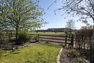 <strong>Riante, gerenoveerde hoeve (1932) nabij Provinciaal Groendomein Prinsenpark op privé-domein van ca. 2 hectare. De hoeve met paardenstallen werd in 2001 en verder in 2020 (dak, zonnepanelen) en 2025 (verwarming) doorgedreven gerenoveerd en omvat 4 à 6 slaapkamers, 2 badkamers,1 douchekamer, een thuiskantoor, een poolhouse en een afzonderlijke paardenstal (9 boxen) met directe toegang tot de aangrenzende weides en zandpaddock. De weides zijn volledig omheind en voorzien van automatische drinkbakken voor weidedieren. De hoevevilla zelf ademt authenticiteit en warmte en is kwalitatief afgewerkt en zeer ruim. Zij biedt een combinatie van wooncomfort, praktische voorzieningen (o.a. douchekamer in het poolhouse, riante benendenbadkamer, etc.) en beschikt over een grote inpandige garage die bijkomend gebruikt kan worden voor opslag of betrokken binnen het woongeheel. De woning beschikt over een uiterst gunstige EPC-score van 113kWh/m²/jaar (label B) en is asbestveilig. </strong><br /><br /><strong>De ligging van het domein is uniek en de troef bij uitstek. De woning is zuid(west)georiënteerd en gelegen in agrarisch gebied. Er is voldaan aan voorwaarden 'zonevreemde woning', wat maakt dat het domein ook bewoond kan worden en niet louter moet dienen in het kader van (para-)agrarische activiteiten. Het uitgestrekt gebied Wenen-Geenend-Prinsenpark is één van de mooiste en meest natuurlijke buurten te Retie. De residentiële aard van de wijk (ondanks agrarisch gebied) maakt dat deze wijk uiterst rustig is. Bovendien is de woning gelegen op wandelafstand van natuurgebieden (o.a. Prinsenpark), wandel- en fietsroutes, sportvoorzieningen ('t Vossekot), Meulenzicht en De Watermolen Retie, etc. </strong><br /><br /><em>Gelijkvloers niveau:<br /></em><strong><br /></strong><span>Via de inkomhal met ruimte voor garderobe en gastentoilet heeft u toegang tot de thuiskantoorruimte en de woonkamer. De leefruimte met fraai zicht op de tuin en achterliggende paardenweiden is opgedeeld in een eetgedeelte en een gezellige zithoek op tussenniveau. Onder deze zithoek is een authentieke bergkelderruimte aanwezig. Vanuit de lichte leefruimte heeft u verder toegang tot de keuken met op zijn beurt toegang naar de buitenhal. De keuken is open (verbonden met de woonkamer), enorm lichtrijk en volledig uitgerust. Aan deze keuken bevindt zich de hal die toegang geeft tot de tuin, een riante benedenbadkamer (met douche, twee lavabo's en inbouwkasten), de wasplaats en grote garage met sectionaalpoort.</span><br /><br /><em>Bovenverdieping:<br /></em><strong><br /></strong><span>Op het eerste verdiep bevindt zich o.a. een ruime hoofdslaapkamer met 2 inloopdressings. De bovenbadkamer is uitgerust met ligbad, inloopdouche en toilet. Verder zijn er op deze verdieping bijkomend 3 volwaardige slaapkamers, ideaal voor kinderen, logés of extra opslag, werk-/hobbyruimtes. </span><br /><br /><em>Stalgebouw en buitenruimte:<br /></em><strong><br /></strong><span>Het eigendom is verder bijzonder geschikt voor dierenliefhebbers. De stalaccommodatie is voorzien van 9 ruime paardenboxen, elk uitgerust met automatische drinkbakken. Verder is er ruimte voor opslag of inrichting van fokfaciliteiten, zadelkamer, etc. De paarden (of andere weidedieren) kunnen via de binnenkoer rechtstreeks naar de aanpalende, ruime en opgedeelde weides en zandpaddock, wat zorgt voor een uiterst optimale leef- en trainingsomgeving. De achterliggend gelegen weides zijn allen stijlvol afgemaakt in hout en voorzien van drinkwater.</span><br /><br /><span>Bijzonderheden</span>:<br />- Uitzonderlijke ligging: uitgestrekt domein nabij Prinsenpark<br />- Nabij Nederland en verbindingsweg E34 (Antwerpen - Eindhoven)<br />- Regio met sterke affiniteit voor paarden: diverse stoeterijen, maneges en hippische faciliteiten<br />- Centrale ligging: het Azelfhof, Sentower Park en De Peelbergen zijn goed bereikbaar<br />- Uiterst zorgeloze woning: o.a. B-label en asbestveilig