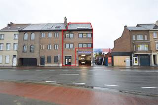 Solide kantoorgebouw te huur, gelegen op een belangrijke invalsweg te Aalst, vlakbij het viaduct en de Ring. TIJDELIJKE VERHURING MOGELIJK VOOR KORTERE PERIODE. <br />Deze eigendom bestaat uit een gelijkvloers + bovengelegen verdiepingen en is uitgerust met sanitair, kitchenette, tal van bureelruimtes, terras, etc. Totale bruikbare opp: ca. 362 m². <br /><br />Extra troef is de parking recht tegenover de deur &amp; de makkelijke verbinding met het centrum van Aalst, Dendermonde en de E40. <br />LIFT AANWEZIG, ONMIDDELLIJK BESCHIKBAAR. <br />De eigenaar voorziet nog opfrissingswerken aan het interieur. <br />De maandelijkse huurprijs bedraagt 1.900 euro. Energielabel: C. <br />Onroerende voorheffing ten laste van de huurder. <br /><br />Benieuwd naar dit bedrijfsvastgoed te huur regio Aalst? <br />Contacteer info@immodelestre.be of 054 33 62 52 <br />www.immodelestre.be <br />